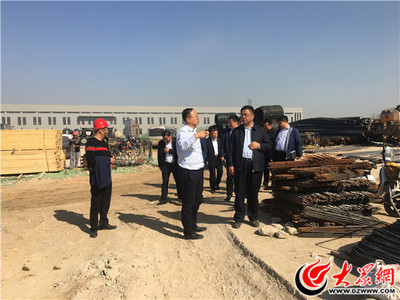 李國(guó)珍現(xiàn)場(chǎng)調(diào)度開(kāi)發(fā)區(qū)棚改、工廠(chǎng)企業(yè)等重點(diǎn)項(xiàng)目